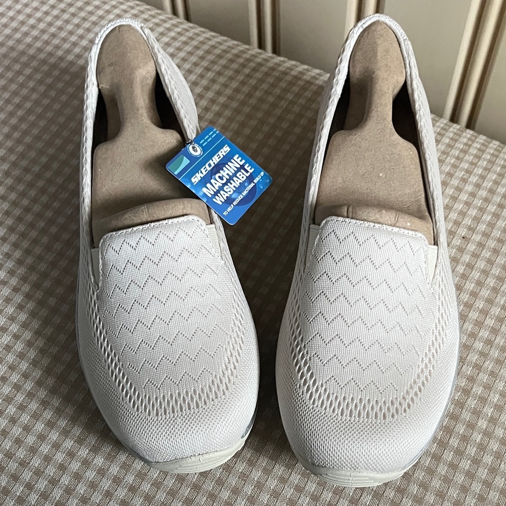 NWT Skechers Women's Cream Slip-On Flats 11